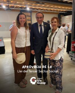 Aquest dimarts, 7 de juliol, vam assistir al @hubsocialbcn a l’acte de celebració de l’aprovació de la Llei del Tercer Sector Social, organitzat per @taula3sector i @laconfederacio.

L’acte va comptar amb la participació de representants de les institucions i de les entitats del sector, entre els quals hi havia la consellera de Drets Socials i Inclusió @monicamartinezbravo; el president del Parlament, @joseprulliandreu; i el diputat i exconseller @carlescampuzano.

Després dels parlaments, vam tenir l’oportunitat de parlar i compartir una estona amb tots ells, en un espai de trobada i reconeixement per a les entitats socials.

📃​ L’aprovació d’aquesta llei suposa una fita molt important per al tercer sector social. La norma reconeix el paper essencial de les entitats sense ànim de lucre, crea el Consell de Diàleg Civil de Catalunya, preveu un cens públic d’entitats i estableix la celebració del Dia del Tercer Sector Social de Catalunya.

👉 Des de la Fundació Via-Guasp celebrem aquest pas endavant, que representa l’inici d’un camí per millorar  la participació, el finançament i el reconeixement del tercer sector social, així com la coordinació i l’equiparació entre els sectors públic i privat.

#TercerSectorSocial #LleiTercerSector #AccióSocial #EntitatsSocials #FundacióViaGuasp