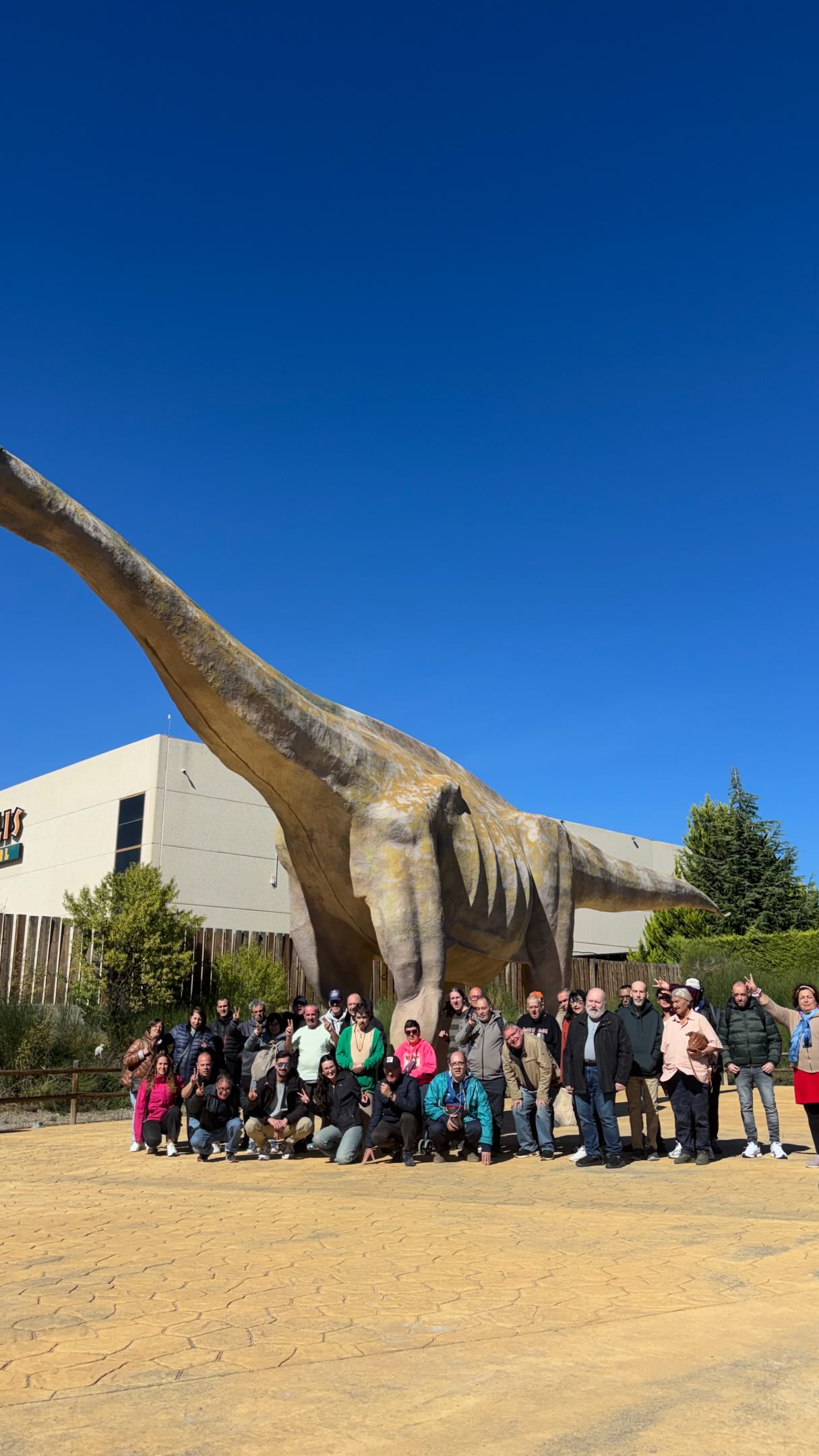 🦕 Aquí teniu un petit vídeo d’alguns dels moments que vam viure durant la nostra escapada a Terol!
Vam visitar les diferents seus de @dinopolisteruel , vam descobrir pobles amb molt d’encant, vam gaudir de la natura i, sobretot, ens ho vam passar molt bé compartint el viatge en grup. 💚
#FundacióViaGuasp #FundacióNovaVia #ViatgeATerol #Dinópolis