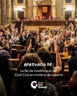 El @parlamentcat ha aprovat la Llei 13/2026, de 3 d’agost, que modifica el Codi civil de Catalunya en matèria de suports a l’exercici de la capacitat jurídica.
👉 Aquesta reforma consolida a Catalunya un canvi de model que, en l’àmbit estatal, es va materialitzar l’any 2021 amb la Llei 8/2021: el pas d’un sistema centrat en la incapacitació i la substitució en la presa de decisions a un sistema basat en els suports a la capacitat.
A Catalunya, el Decret llei 19/2021 ja va introduir una primera adaptació. Ara, la Llei 13/2026 en desenvolupa una regulació més completa. La Fundació ha participat en aquest procés a través de la Coordinadora Catalana d’Entitats de Suport.
🧾 La nova llei parteix d’un principi fonamental: tota persona major d’edat té capacitat jurídica i té dret a rebre, quan ho necessiti, suports individualitzats i adaptats. Aquests poden referir-se tant a l’àmbit personal com patrimonial i han de respectar els drets, la voluntat, els desitjos i les preferències de la persona.
La llei regula diferents formes de suport, des dels que es donen en l’entorn habitual, fins als suports formalitzats voluntàriament o les assistències constituïdes per via notarial o judicial.
Per a les fundacions de suport, aquesta reforma consolida jurídicament un model d’acompanyament que situa la persona al centre de les decisions.
📅 La Llei 13/2026 entrarà en vigor el 4 de febrer de 2027.
📷 Imatge: Generalitat de Catalunya
#FundacióViaGuasp #Suports #CapacitatJurídica #DretADecidir #Autonomia #Discapacitat #SalutMental #Drets