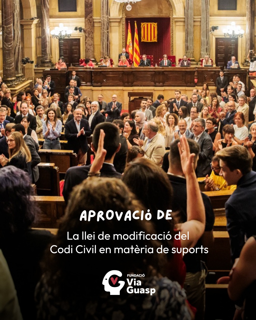 El @parlamentcat ha aprovat la Llei 13/2026, de 3 d’agost, que modifica el Codi civil de Catalunya en matèria de suports a l’exercici de la capacitat jurídica.
👉 Aquesta reforma consolida a Catalunya un canvi de model que, en l’àmbit estatal, es va materialitzar l’any 2021 amb la Llei 8/2021: el pas d’un sistema centrat en la incapacitació i la substitució en la presa de decisions a un sistema basat en els suports a la capacitat.
A Catalunya, el Decret llei 19/2021 ja va introduir una primera adaptació. Ara, la Llei 13/2026 en desenvolupa una regulació més completa. La Fundació ha participat en aquest procés a través de la Coordinadora Catalana d’Entitats de Suport.
🧾 La nova llei parteix d’un principi fonamental: tota persona major d’edat té capacitat jurídica i té dret a rebre, quan ho necessiti, suports individualitzats i adaptats. Aquests poden referir-se tant a l’àmbit personal com patrimonial i han de respectar els drets, la voluntat, els desitjos i les preferències de la persona.
La llei regula diferents formes de suport, des dels que es donen en l’entorn habitual, fins als suports formalitzats voluntàriament o les assistències constituïdes per via notarial o judicial.
Per a les fundacions de suport, aquesta reforma consolida jurídicament un model d’acompanyament que situa la persona al centre de les decisions.
📅 La Llei 13/2026 entrarà en vigor el 4 de febrer de 2027.
📷 Imatge: Generalitat de Catalunya
#FundacióViaGuasp #Suports #CapacitatJurídica #DretADecidir #Autonomia #Discapacitat #SalutMental #Drets