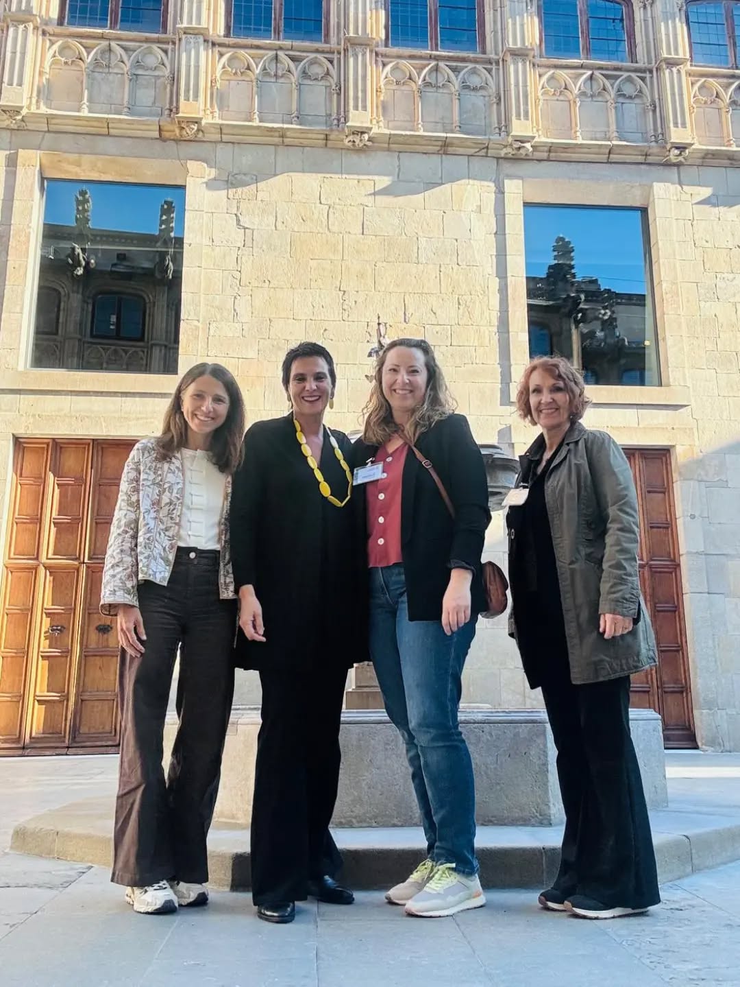 Ahir ens vam reunir amb Laia Arnal, directora del Pacte Nacional de Salut Mental, al Palau de la Generalitat 📍
En aquesta reunió, en la qual van participar les gerències de la Fundació i de @armaragall, vam poder explicar el treball i les iniciatives que ambdues entitats volem dur a terme per millorar la situació de les persones que pateixen problemes de salut mental.
Moltes gràcies @laiaarnal per rebre'ns i per l'interès mostrat en els projectes de les dues entitats.
Ens veiem aviat per continuar millorant l'atenció i els recursos en salut mental 🤝
#SalutMental #PacteNacional #Generalitat #FundacioViaGuasp #FundacioNovaVia